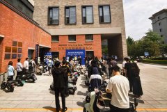 学生代表进修了头盔的准确佩带方式